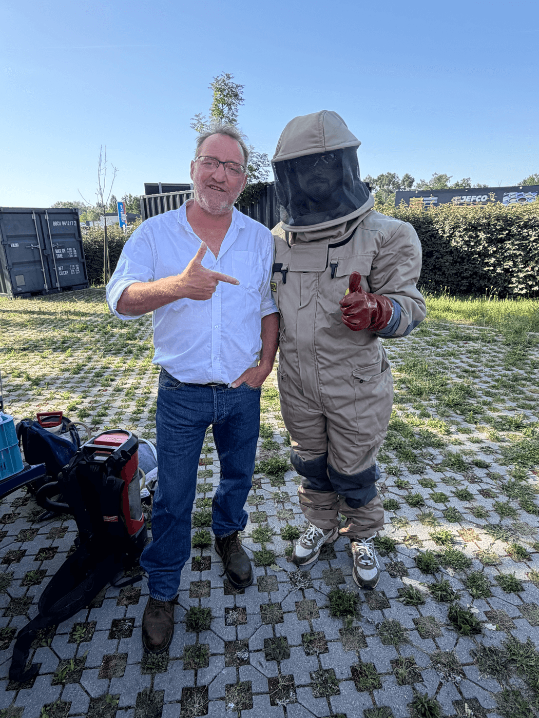 L'équipe BS Frelon & Guêpe Intervention, technicien équipé d'une combinaison de protection à Bordeaux